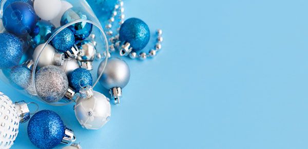 luxartim.ro-christmas-baubles-in-a-wine-glass-on-a-light-blue--WM5Q82C