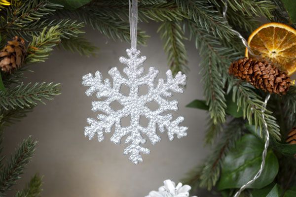 luxartim.ro-christmas-decorations-close-up-of-white-snowflake--7PNPDHR