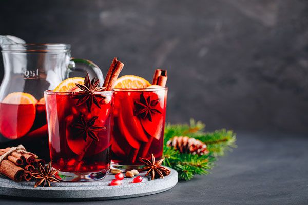 luxartim.ro-christmas-sangria-or-mulled-wine-with-apples-orang-7XDBXZG