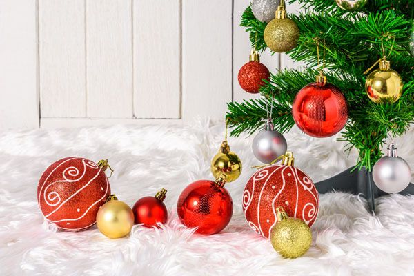 luxartim.ro-elka-novyi-god-dekor-prazdnik-shary-rozhdestvo-khristovo