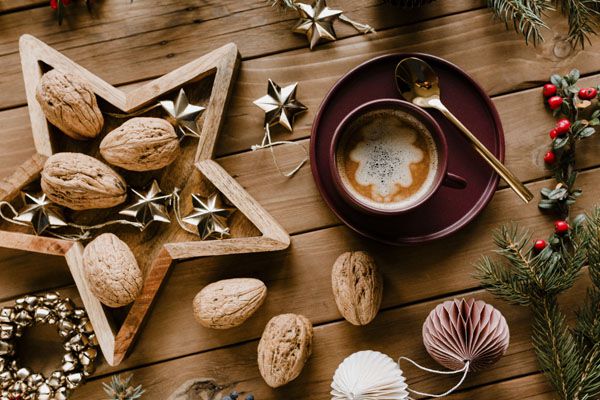 luxartim.ro-hot-chocolate-and-walnuts-on-a-christmas-night-HKWSHEQ